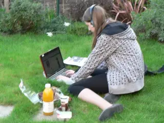young-woman-on-laptop